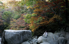 칠선녀 떠난 계곡에 붉은 물 출렁