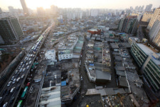 검게 변한 건물과 땅 모두가 ‘흰 도화지’