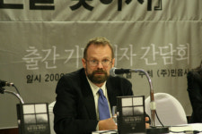 [이사람] 암울한 시대, 사람은 시를 찾는다
