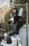 “김석기 구속” 담장 위 절규
