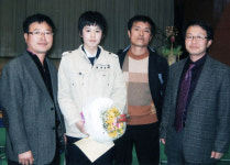 ‘아버지 13명’한테 장학금 받았어요
