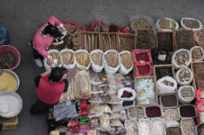 [렌즈세상] 시골 장터 좌판 / 이승우