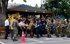 보수단체, 기자·언소주 회원 폭행 파문