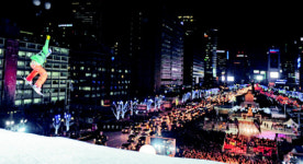 스노보드 타고 공중에서 묘기 대결