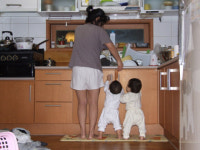 [렌즈세상] 엄마 우리도 설거지할래요 / 김수길