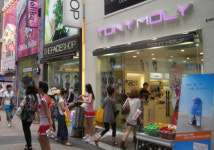 ‘화장품 특구’ 명동의 변신…외국어는 기본·배달은 덤