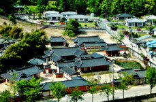 복원한 육영수 생가