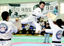 “더위도 격파할래요, 얍!”