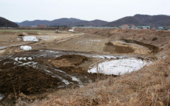 “하천 둔치·상습 침수지에까지 마구 파묻어”