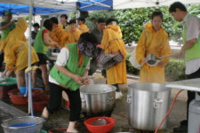 만두피 자투리로 뽑아요 ‘나눔의 칼국수’