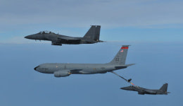 F-15K, F-16 우리 영공서 최초로 공중급유 훈련