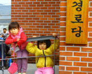 [렌즈세상] 경로당의 아이들