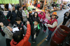 마당극에 공짜 팥죽도 한그릇