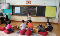 ‘걸상·교과서 없이 마음을 가르쳐요’