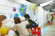 꽃피고 동물 뛰놀고…재개발지역 담장이 ‘예술’