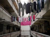 쇠락한 옛영화 아파트의 오래된 미래