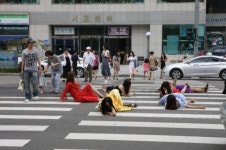 횡단보도에 누워있는 저들은 누구?