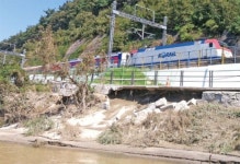 낙동강 둔치 자전거도로 붕괴  인접한 경부선 철로까지 위태