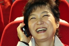휴대전화 거꾸로 들고