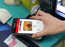 모바일카드 ‘쑥쑥’…4월엔 바코드 찍어 결제