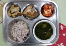 식단표 무시 1주 내내 시래깃국…우유 2통으로 80명 먹여