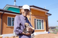 볏짚단에 황토 버무린 생태건축…집이 숨을 쉬네요