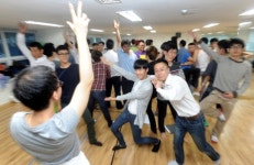 오물 뒤집어쓰고도 당당히 노래했어요