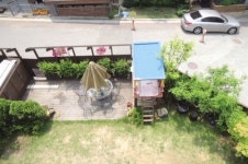 [한장면] 땅콩집 앞마당