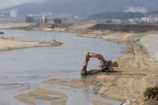 보 누수 막고 제방 다시 쌓고…4대강 여전히 보수 공사