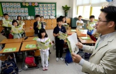 엄마 먼저 집어든 교과서…공부의 길 열린다