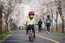 자전거 타고 유치원에 갑니다
