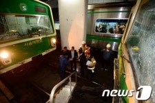 지하철 2호선 사고…“안내방송 없었지만 승객들 차분히 대피”