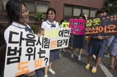 “박근혜 선배님, 모교앞 도박장 철회해주세요”
