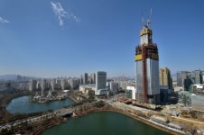 집값 떨어질라…“‘석촌호수로’ 말고 ‘잠실로’로”