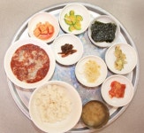 고단한 발길 달래는 뜨끈한 밥 한술, 푸짐한 나물 한 젓가락