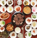 고단한 발길 달래는 뜨끈한 밥 한술, 푸짐한 나물 한 젓가락