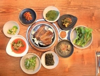 고단한 발길 달래는 뜨끈한 밥 한술, 푸짐한 나물 한 젓가락