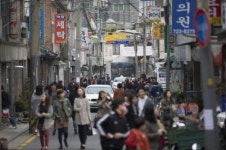 ‘서촌’에 사람과 돈이 몰려오자…꽃가게 송씨·세탁소 김씨가 사라졌다