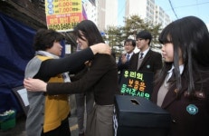 “학교 앞 우리 ‘보물’ 돌려주세요”…불탄 주먹밥집 도운 고교생들