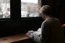 오후 3시, 카페 구석을 차지한 이들의 사정