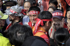 80일간 고공농성 끝나고…희망의 눈물 땅을 적시다