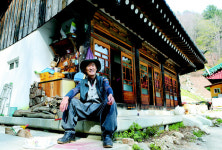 연꽃 속에 숨어 반짝이는 보석 같은 암자들