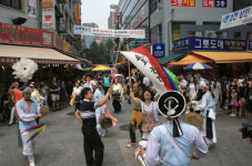 [포토] 남대문시장에 등장한 풍물패