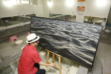 목욕물 대신, 남탕·여탕에 미술품 한가득~