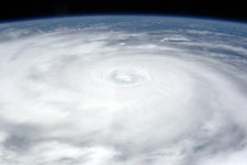 두 눈 부릅뜨고 몰려오는 두 개의 ‘태풍’