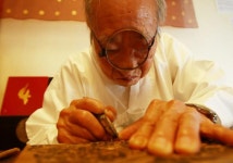 100년 묵은 돋보기로 한복에 ‘불멸의 미’ 입혀