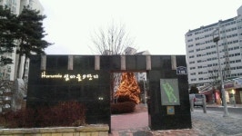 ‘갑을 관계 안 돼!’ 경비원 임금 인상·휴식 보장한 아파트