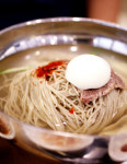 흩날리는 벚꽃 따라 맛집 문도 활짝