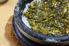 흩날리는 벚꽃 따라 맛집 문도 활짝