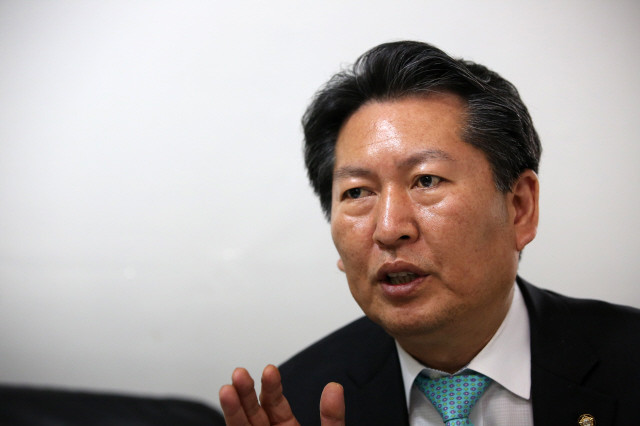 정청래, 노무현 묘역 참배 후 잘 하겠습니다 다짐하며 방명록에 기록하고 문재인 예방 후 수해 현장 방문